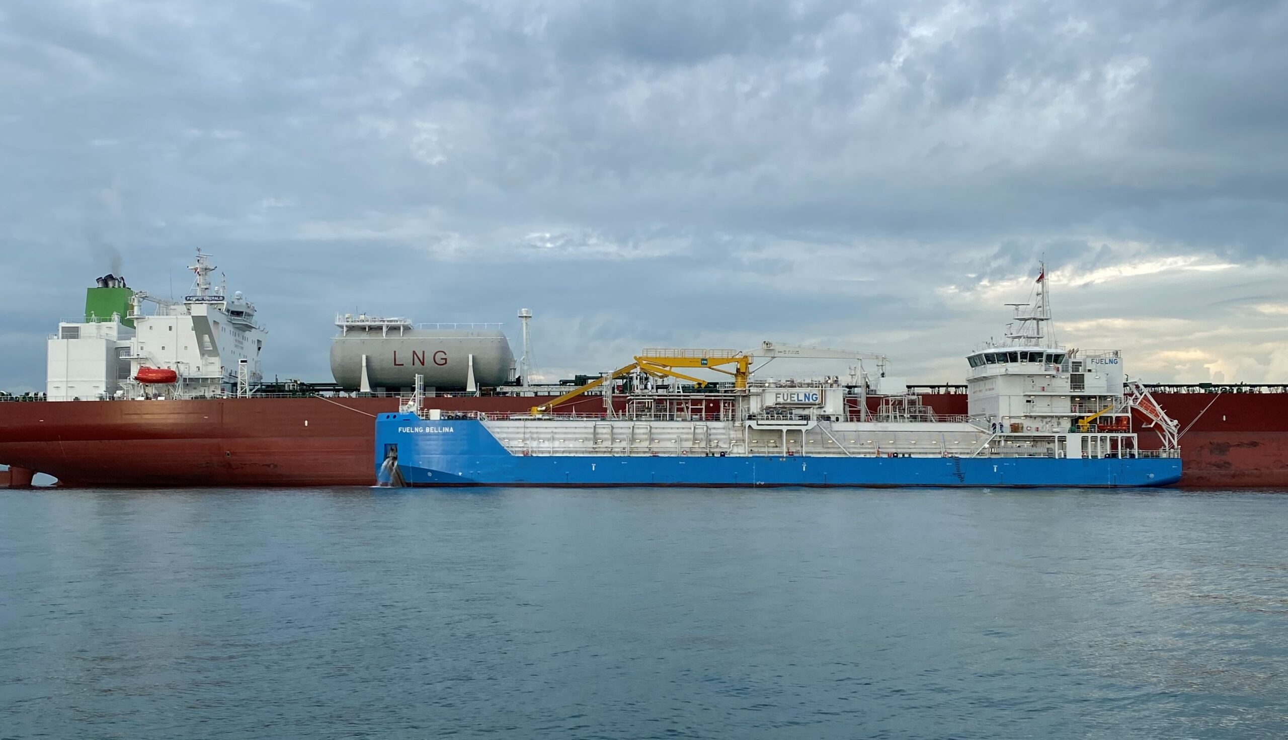 FueLNG completes Singapore’s first shiptoship bunkering of an LNG